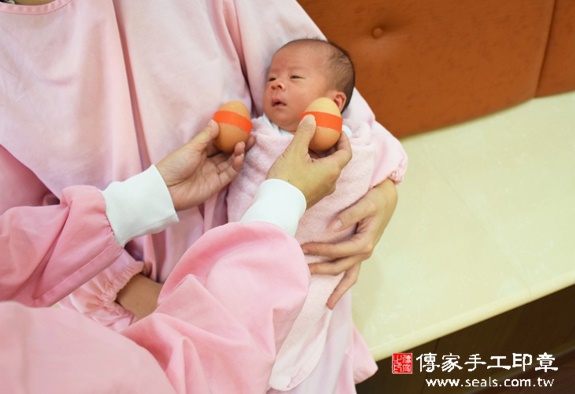 方弟弟(新北中和區到府嬰兒寶寶滿月剃頭理髮、免費到府嬰兒剃胎毛儀式吉祥話)。到府剃頭剃胎毛主持、專業拍照、DVD光碟、證書。★購買「臍帶章、肚臍章、胎毛筆刷印章」贈送：剃頭、收涎、抓周，三選一。2015.11.19 照片3